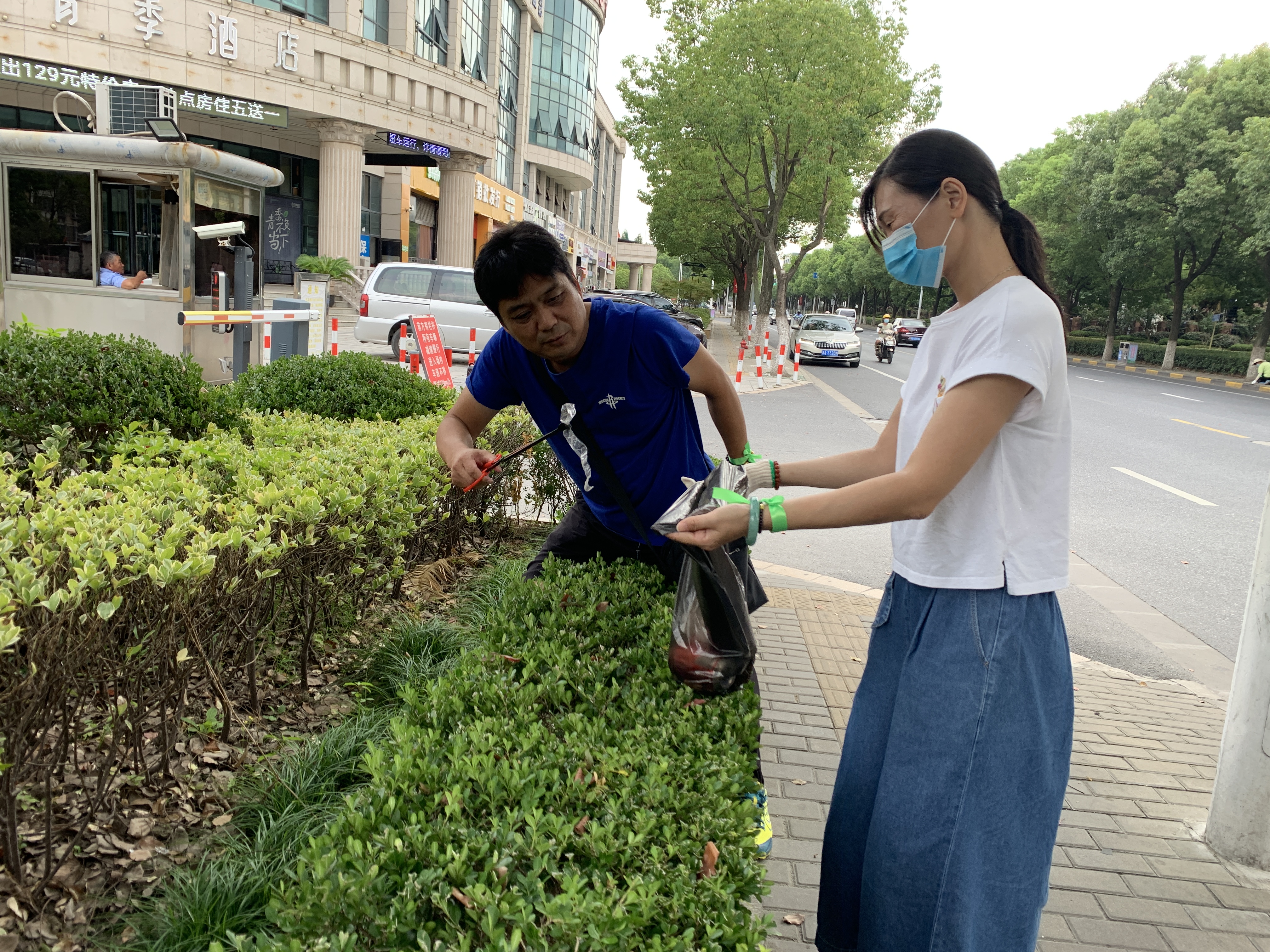 上海爱思织带员工